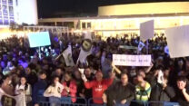 מאות מפגינים בכיכר הבימה בתל אביב נגד יוקר המחיה בישראל (צילום מסך: חדשות 13)