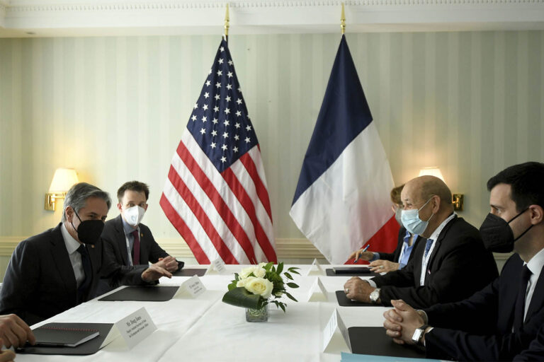 מזכיר המדינה של ארה&quot;ב, אנתוני בלינקן (משמאל), שר החוץ של צרפת ג'ן-יבס לה-דריאן (שני מימין) בפגישה בוועידת מינכן לביטחון. (צילום: Ina Fassbender/Pool via AP)