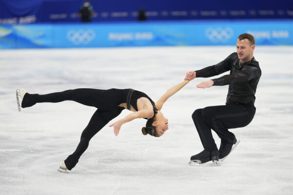 צמד ההחלקה אמנותית יבגני קרסנופולסקי והיילי קופס באולימפיאדת החורף בבייג'ינג (צילום: Ulrik Pedersen via Reuters Connect)