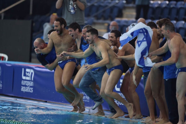 נבחרת הגברים של ישראל בכדורמים חוגגים את העפלתם לאליפות אירופה (צילום: גלעד קוולרצ'יק)
