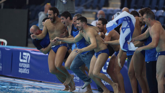נבחרת הגברים של ישראל בכדורמים חוגגים את העפלתם לאליפות אירופה (צילום: גלעד קוולרצ'יק)