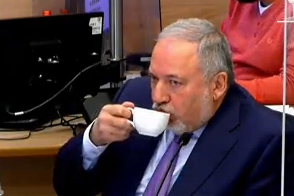 אביגדור ליברמן לוגם קפה בוועדת הכלכלה של הכנסת (צילום מסך מתוך ערוץ הכנסת)