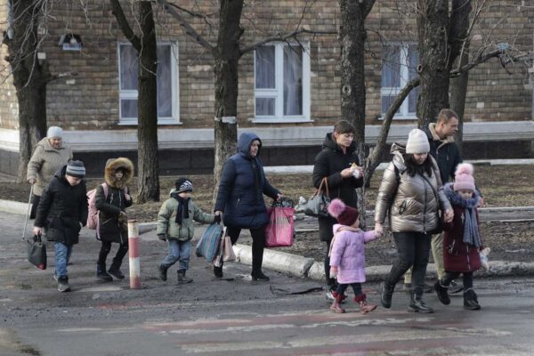 תושבים מהשטח שבשליטת הבדלנים במזרח אוקראינה הולכים לתחנת רכבת כדי להתפנות לרוסיה (צילום: AP Photo/Alexei Alexandrov)