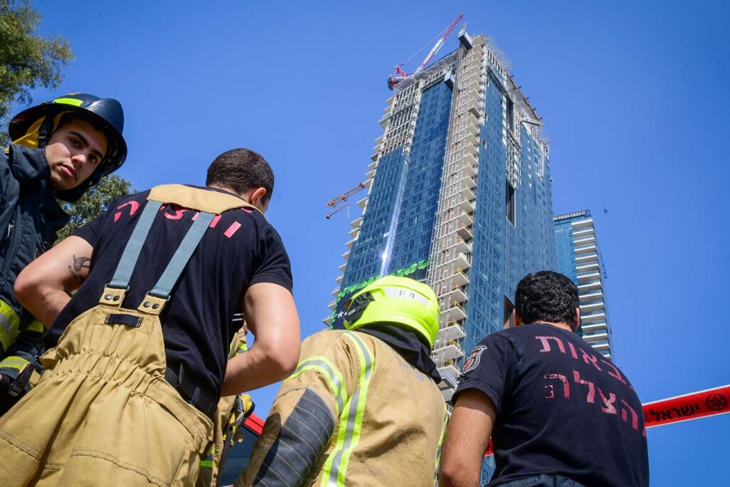Israeli rescue and security forces at the scene where two construction workers were killed after falling from the top of a construction site in Tel Aviv, on February 9, 2022. (Photo: Avshalom Sassoni / Flash90)