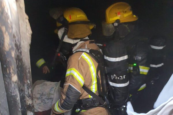 צוותי כבאות בשריפת בניין בן שלוש קומות באבו סנאן  (צילום: דוברות כב"א והצלה)