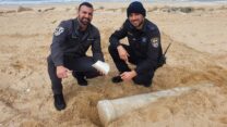 סיירי השיטור העירוני של עיריית אשדוד, איתי דבוש ושגיב בן גיגי, עם הממצא הארכיאולוגי (צילום: רשות העתיקות)