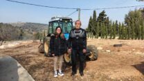 מנשה משיח ובתו יובל, דור שני ודור שלישי במרגליות. "הצעירים נמצאים פה כדי לעזור להורים בלול", אומרת הבת, "בלי זה אין פה כלום. אני לא מתכוונת לעבוד בסופרפארם כל החיים" (צילום: מאיה רונן)