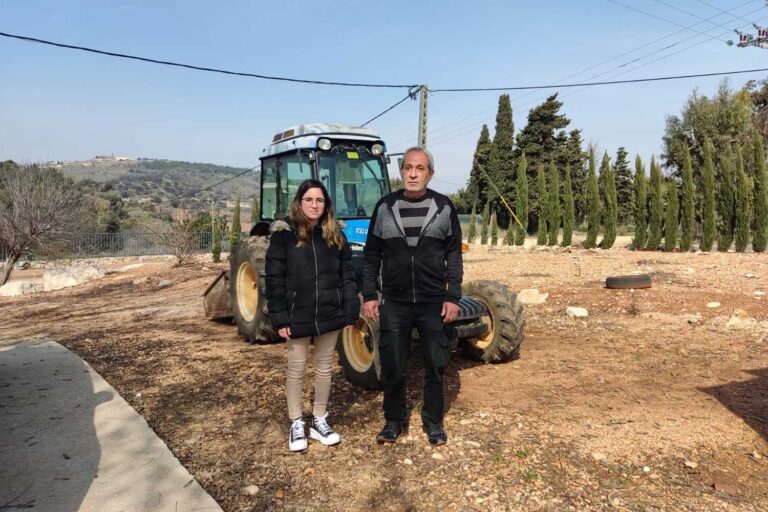 מנשה משיח ובתו יובל, דור שני ודור שלישי במרגליות. "הצעירים נמצאים פה כדי לעזור להורים בלול", אומרת הבת, "בלי זה אין פה כלום. אני לא מתכוונת לעבוד בסופרפארם כל החיים" (צילום: מאיה רונן)