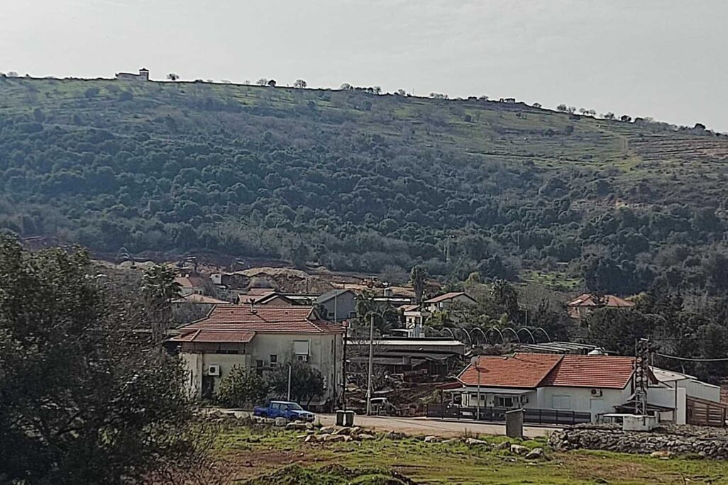עמדת חיזבאללה משקיפה אל מרגליות. אספו ביצים בין אזעקות (צילום: מאיה רונן) עמדת חיזבאללה משקיפה אל מרגליות. אספו ביצים בין אזעקות (צילום: מאיה רונן)