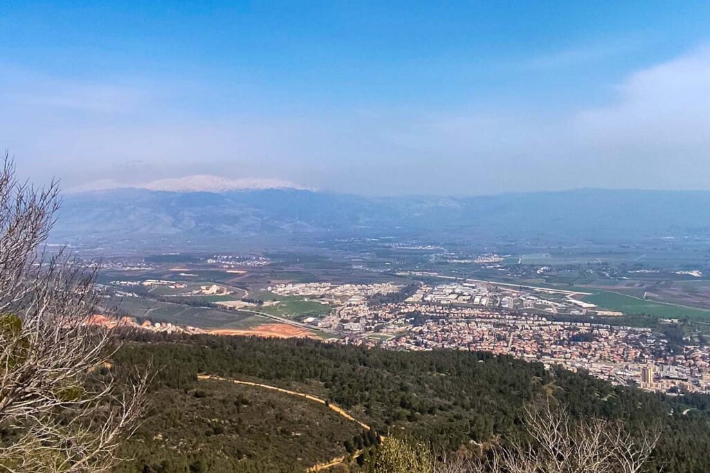 מרגליות. מבט ממערב לכיוון החרמון. בקיבוצים באזור הוקמו מפעלי תעשייה, במושבים המשיכו לעבוד במשק הפרטי בלבד (צילום: מאיה רונן)