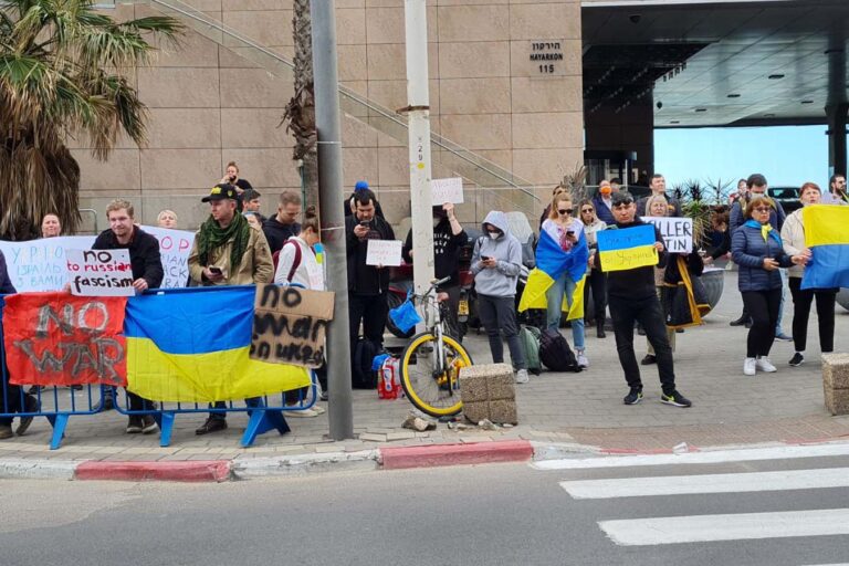Demonstration of support for Ukraine in front of the Russian Embassy in Tel Aviv (Photo: Hadas Yom Tov)