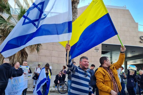 הפגנת תמיכה באוקראינה מול שגרירות רוסיה בתל אביב (צילום: הדס יום טוב)