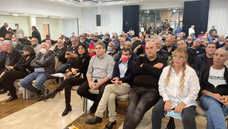 Founding conference of the Taxi Drivers’ Union. “If, God forbid, you’re involved in an accident, call us and we’ll provide legal counsel on-site” (Photo: Davar)