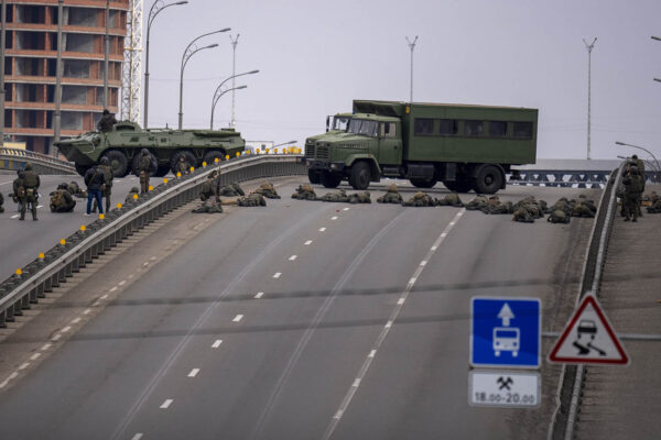 כוחות אוקראינים ממתינים לצבא רוסיה בפאתי העיר קייב (צילום: AP Photo/Emilio Morenatti)