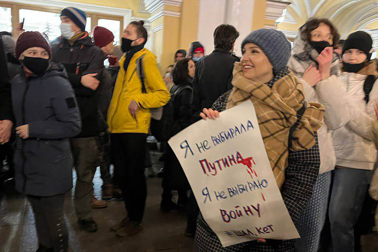 אנה קרוליצ'יבה מפגינה בסנט פטרבורג עם השלט: &quot;לא בחרתי בפוטין. לא בחרתי במלחמה&quot; (צילום: אלבום פרטי)