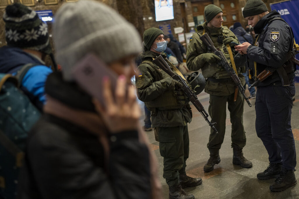 חיילים אוקראינים בתחנת הרכבת בקייב (צילום: AP Photo/Emilio Morenatti)
