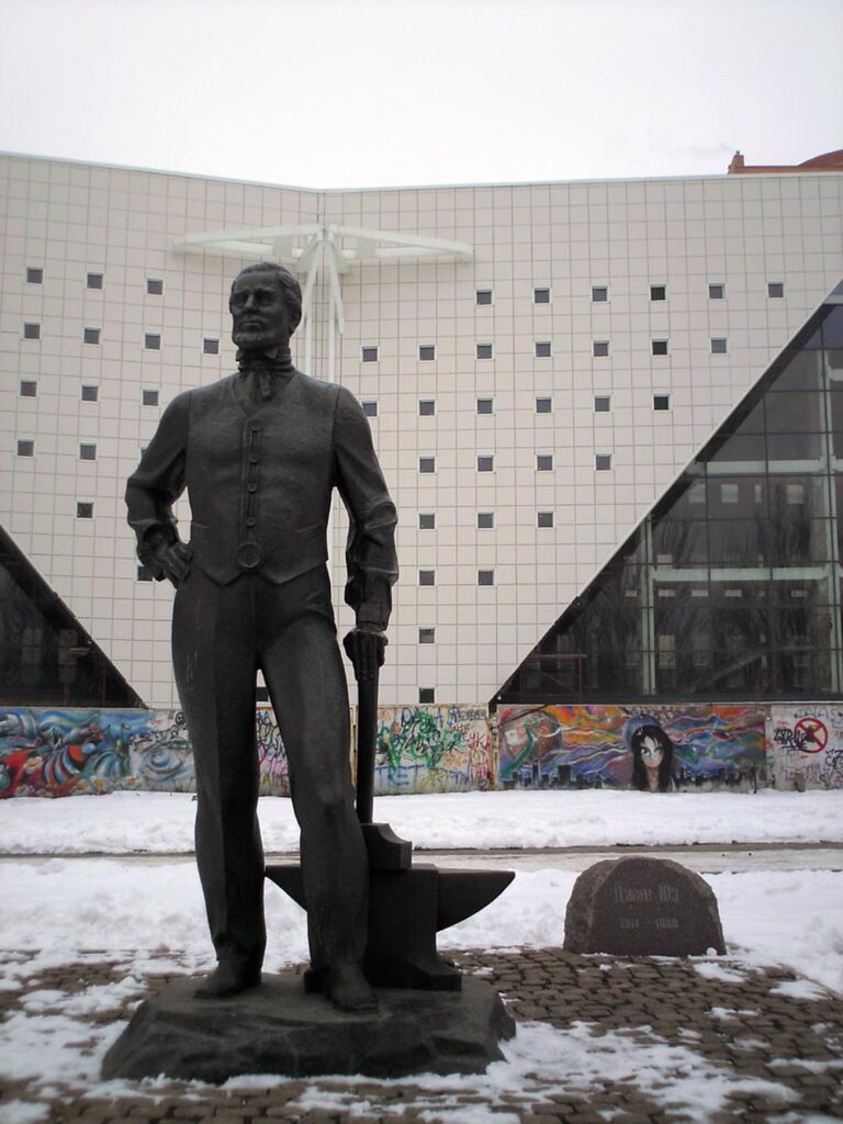פסלו של ג'ון יוז בדונצק המודרנית. תחילה נקראה העיר על שמו, יוזובקה (צילום: ויקיפדיה)
