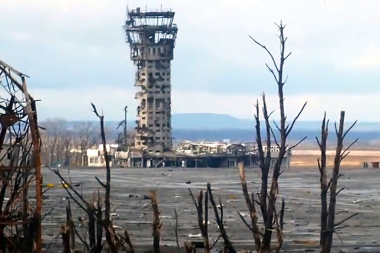 מגדל הפיקוח בנמל התעופה נפגע בהפגזות הרוסים ב-2014 והפך לסמל המלחמה (צילום: ויקיפדיה)