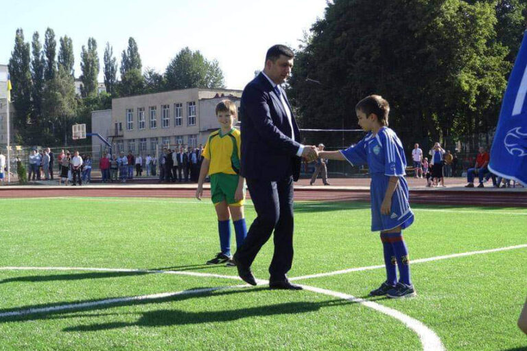 Mark as a child shaking hands with Vladimir Groysman, Prime Minister of Ukraine in 2014, (Photo: Private album)