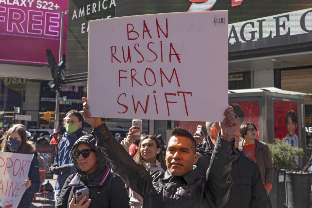 שלט "להוציא את רוסיה ממערכת סוויםט" בהפגנה נגד הפלישה לאוקראינה בניו יורק (צילום ארכיון: Ron Adar / SOPA Images/Sipa USA)