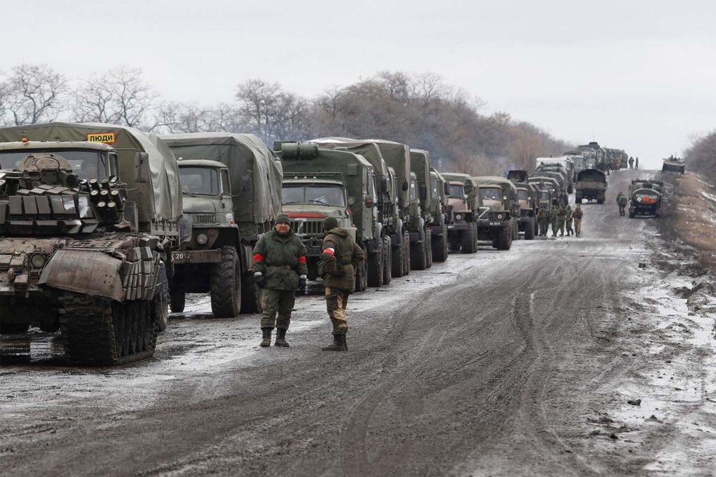 כוחות רוסיים בלוהנסק (צילום: REUTERS/Alexander Ermochenko)