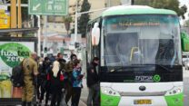 נוסעים עולים לאוטובוס בתל אביב (צילום: תומר נויברג / פלאש 90)
