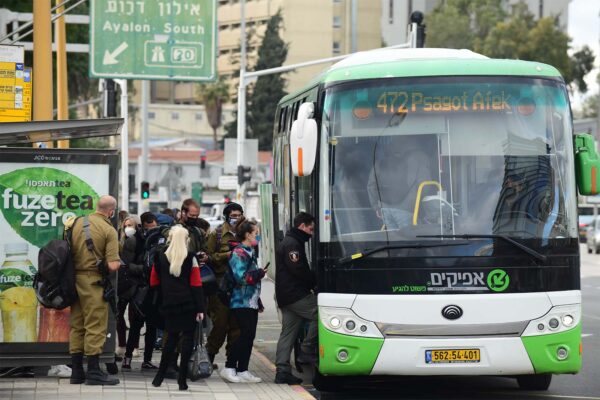 נוסעים עולים לאוטובוס בתל אביב (צילום: תומר נויברג / פלאש 90)