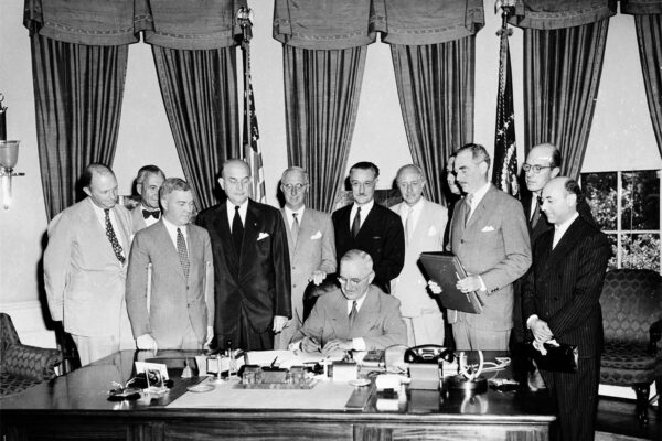 נשיא ארה"ב הארי טרומן חותם על האמנה הצפון-אטלנטית באפריל 1949. הברית נוסדה כדי להוות משקל נגד לברית המועצות, שהייתה אז אימפריה בהובלתה של רוסיה (צילום: נחלת הכלל)