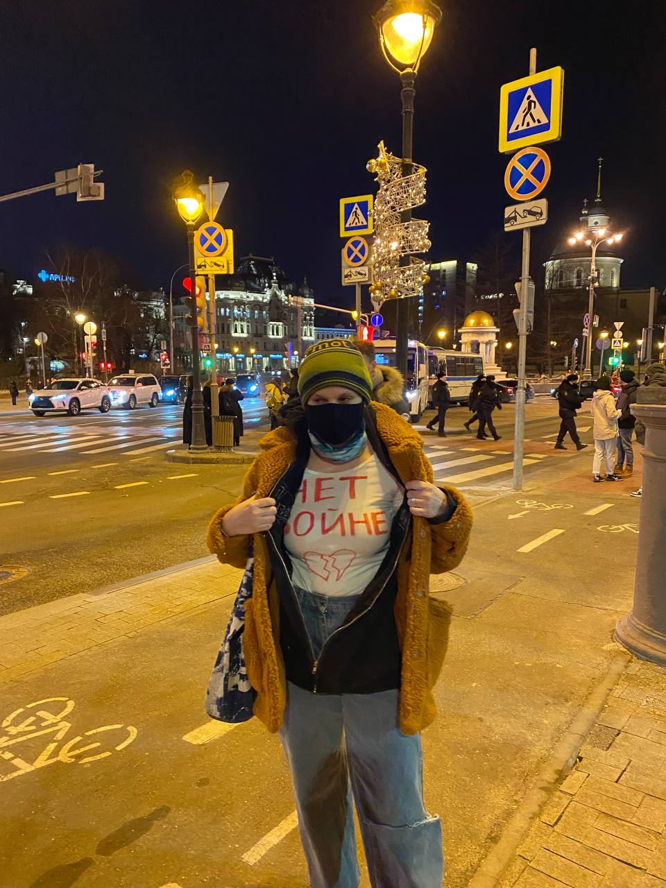 יאנה פספלוב בצעדת המחאה במוסקבה. אסור לשאת שלטים, אז היא כתבה &quot;לא למלחמה&quot; על החולצה (צילום: אלבום פרטי)