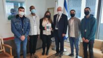 מבקר המדינה הציג דוח בנושא הגנה על קטינים ברשת בפני נציגי מועצת התלמידים והנוער הארצית מימין לשמאל: נתיב קארו, עומר שחר, מבקר המדינה מתניהו אנגלמן, אריאל אלדר , מרטין אלבצאו ועבדאללה זידאן (צילום: משרד מבקר המדינה)