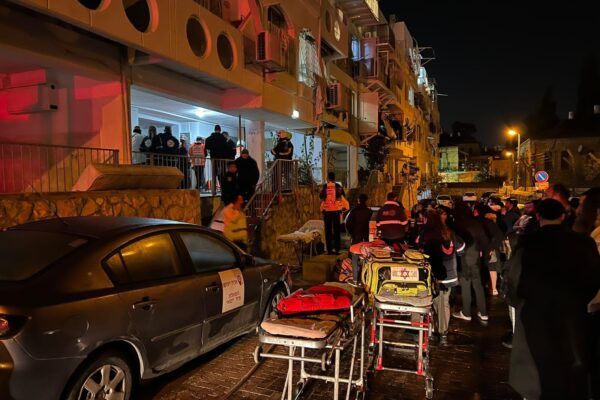 כוחות הצלה באירוע השריפה בדירה בירושלים (צילום: איחוד הצלה)