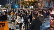 הפגנת פעילים תושבי גבעת עמל וכפר שלם  מול ביתו של השר גדעון סער, במחאה על פינויי תשובים ותיקים (צילום: הדס יום טוב)