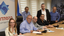 יו״ר ההסתדרות חותם על הסכם בנק מרכנתיל (צילום: ההסתדרות)
