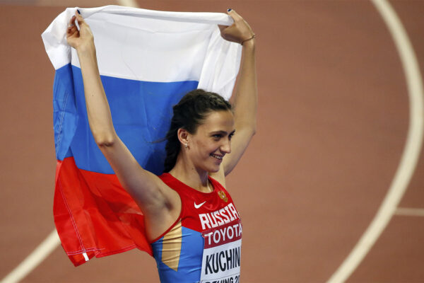 מריה קוצ'ינה מרוסיה חוגגת לאחר הזכייה בגמר הקפיצה לגובה לנשים באליפות העולם באתלטיקה (צילום ארכיון: AP Photo/Mark Schiefelbein)