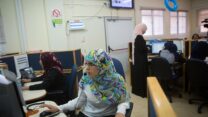 נשים בדואיות במוקד טלפונים בבאר שבע (צילום ארכיון: מרים אלטשר/פלאש90)