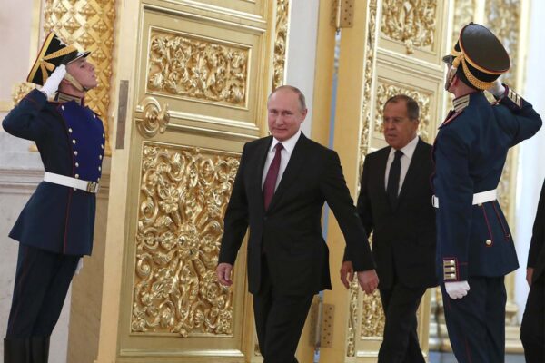 נשיא רוסיה פוטין ושר החוץ סרגיי לברוב (צילום ארכיון: Sergei Karpukhin/Pool Photo via AP)