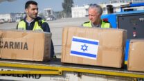 עובדי רשות שדות התעופה מעמיסים מטוס תובלה בציוד הומנטרי לאוקראינה (צילום: אבשלום ששוני/פלאש90)