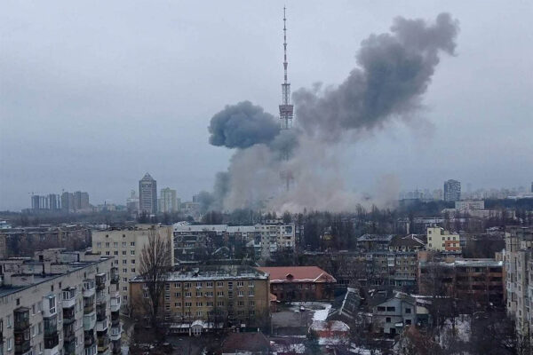 עשן עולה מבניין בקייב, אחרי שהופגז על ידי צבא רוסיה (צילום ארכיון: Ukraine Defense Ministry/EYEPRESS)