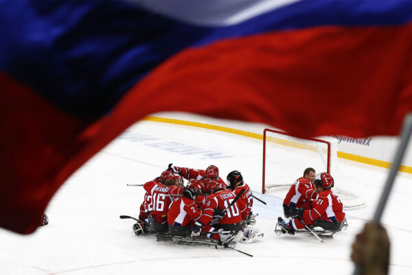 נבחרת ההוקי קרח של רוסיה במשחקי החורף הפראלימפיים בסוצ'י (צילום ארכיון: AP Photo/Pavel Golovkin)