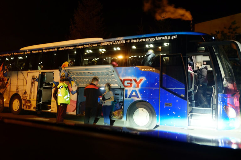 האוטובוס שהביא את ז'ניה קנדרצ'יבה למתחם קליטת הפליטים. &quot;אפשר להגיד שהבריחו אותנו מהמולדת שלנו&quot; (צילום: דוד טברסקי)