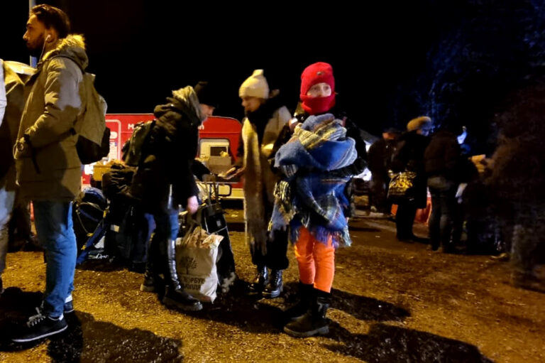 נשים וילדים במעבר הגבול בחרבנה, פולין. &quot;מאוד קשה למשפחות להיפרד. הכול שם מלא בכי&quot; (צילום: דוד טברסקי)