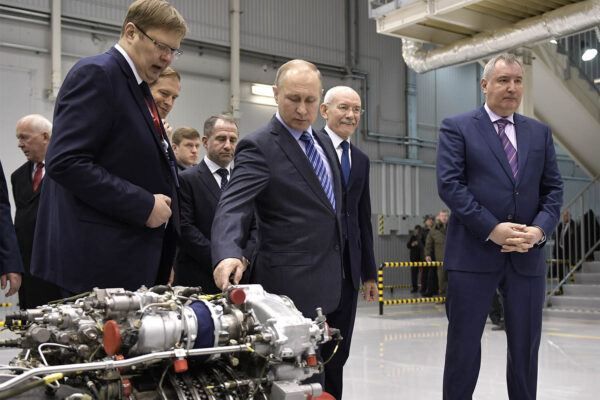 נשיא רוסיה ולדימיר פוטין בביקור במפעל מטוסים. 24 בינואר 2018 (צילום ארכיון: Alexei Nikolsky/Pool Photo via AP)