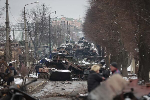 הרס בעיירה בוצ'ה ליד קייב, לאחר הפצצות צבא רוסיה (צילום: AP Photo/Serhii Nuzhnenko)