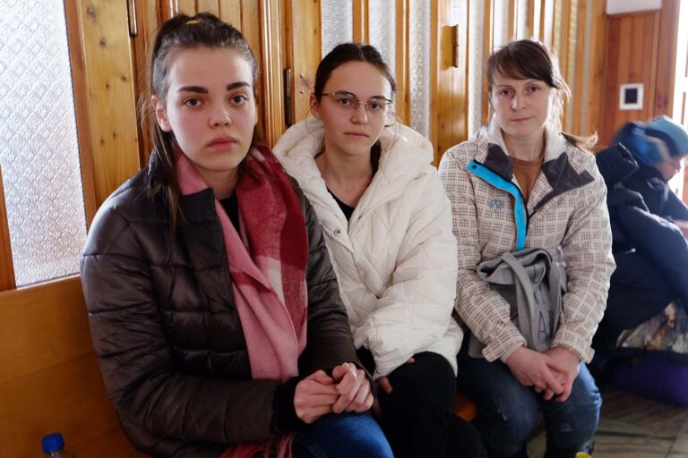 ליליה פליסוק (מימין), והאחיות ליאנה ומוריסלובה טורצ'וק. &quot;לקחנו תרופות, שלוש חולצות ושלושה זוגות גרביים&quot; (צילום: דוד טברסקי)