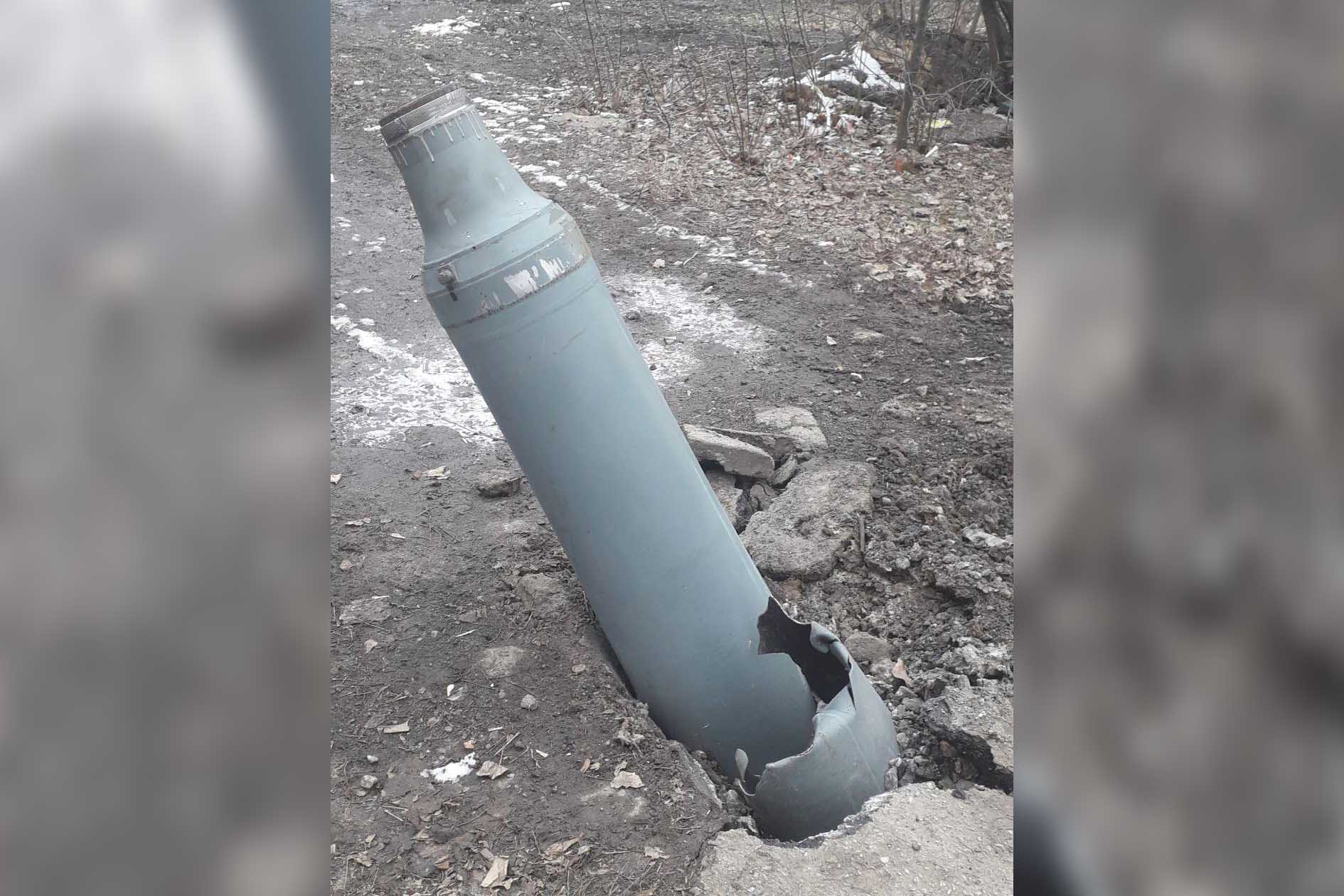 טיל שנפל בחצר הבית של אמה של אווה בחרקיב. "היא לא רוצה לעזוב את העיר" (צילום: אלבום פרטי)