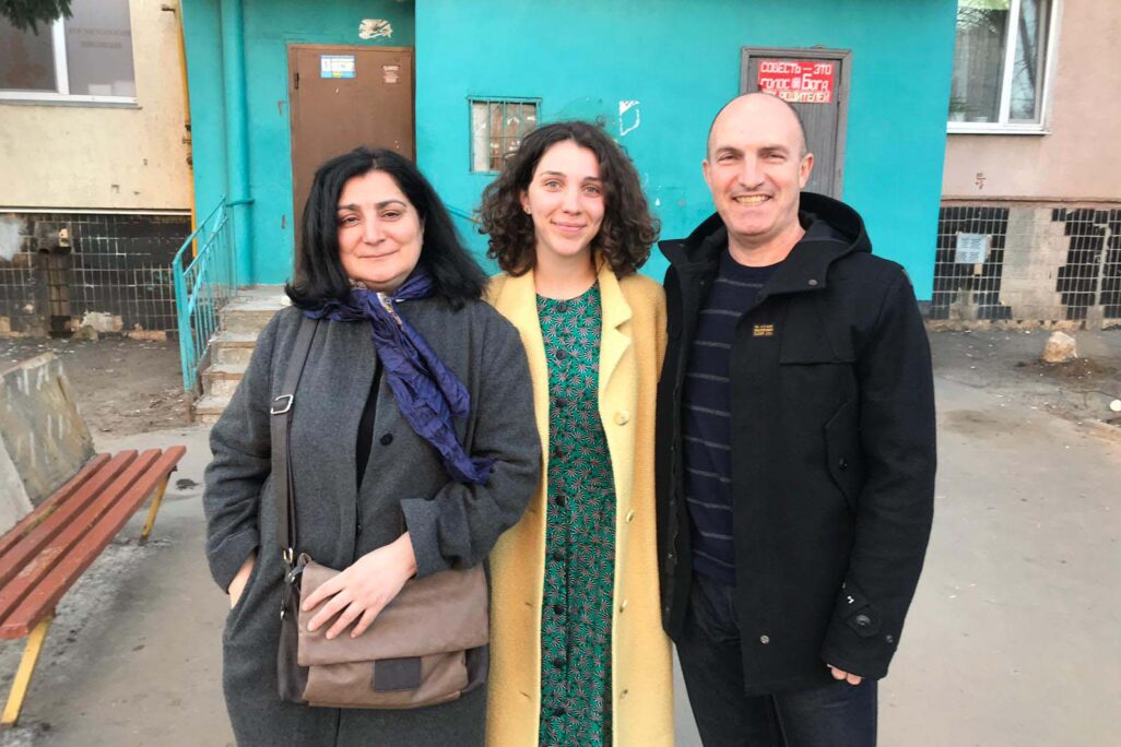 אווה יחד עם הוריה, איגור ושושנה, ליד ביתם בחרקיב (צילום: אלבום פרטי)