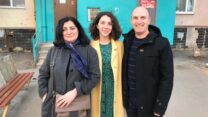 אווה יחד עם הוריה, איגור ושושנה, ליד ביתם בחרקיב (צילום: אלבום פרטי)