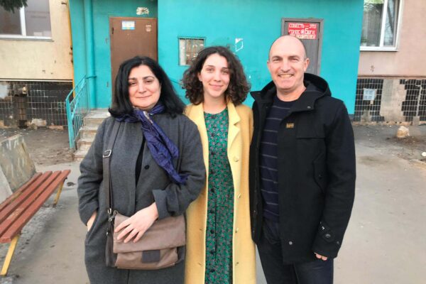 אווה יחד עם הוריה, איגור ושושנה, ליד ביתם בחרקיב (צילום: אלבום פרטי)