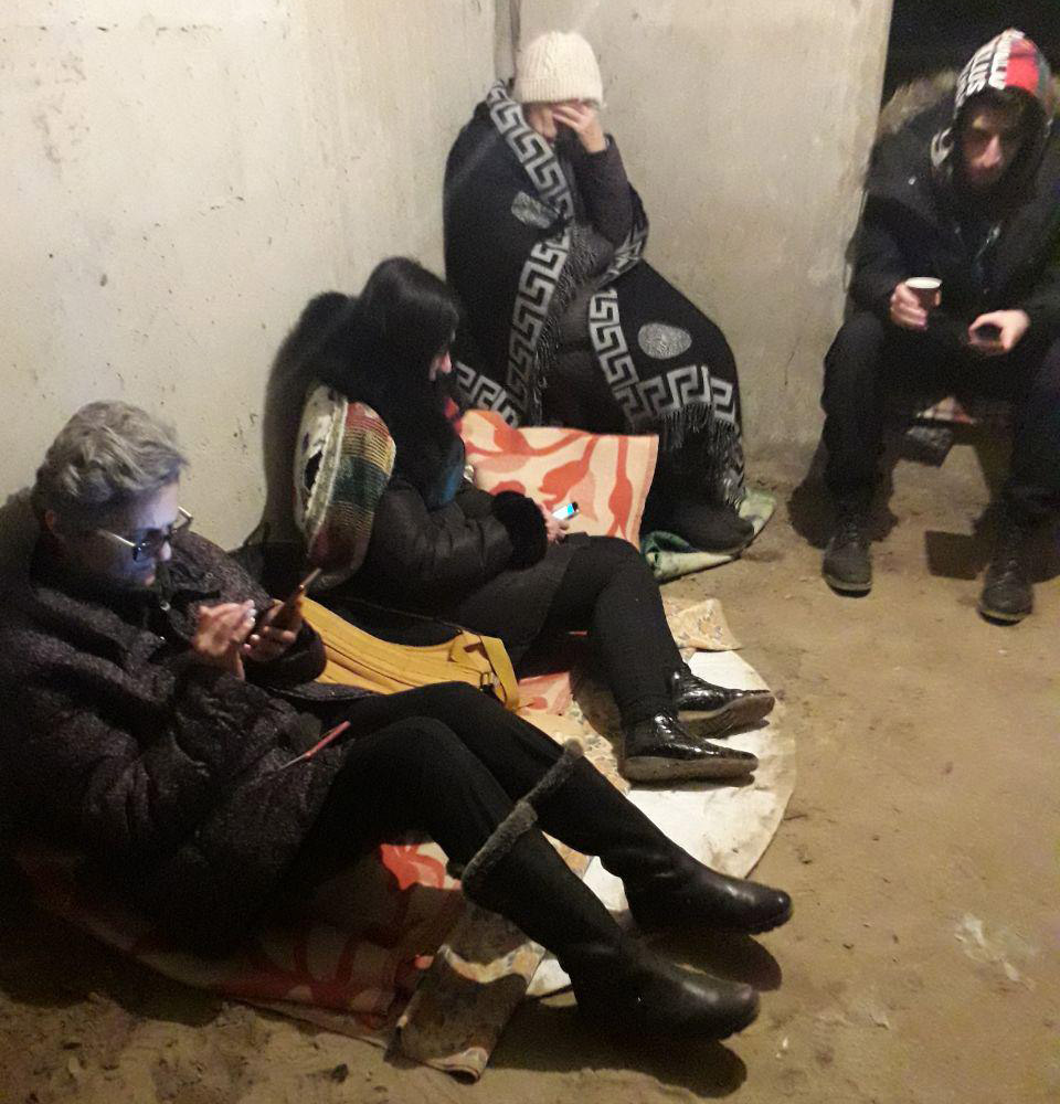דודיה וסבתה של אווה במרתף הבניין בחרקיב, מסתתרים מההפצצות. "אין שם מקלט או כיפת ברזל, רק תקווה שהטיל לא יפגע" (צילום: אלבום פרטי)