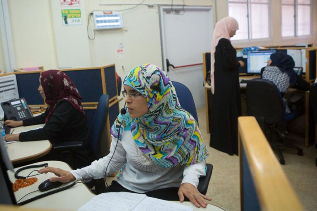نساء بدويات في المركز الهاتفي في بئر السبع (تصوير أرشيف: مريم الطشر / فلاش 90)